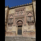 Ein Tor in der südwestlichen Fassade der Moschee-Kathedrale
